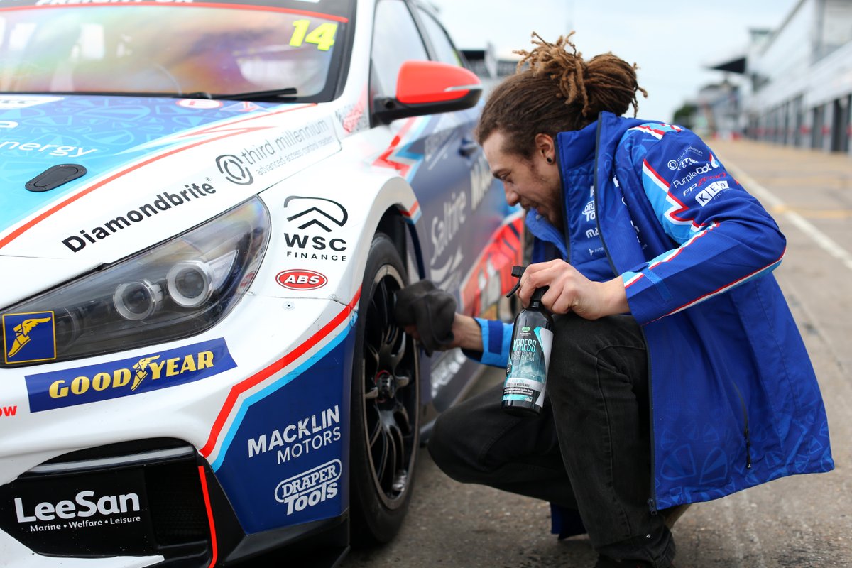 DiamondbriteUK's tweet image. Even the pros love Xpress Wash &amp;amp; Wax! :-)  👍🏁
#diamondbrite #excelr8 #btcc #bristolstreetmotors #hyundai #uk