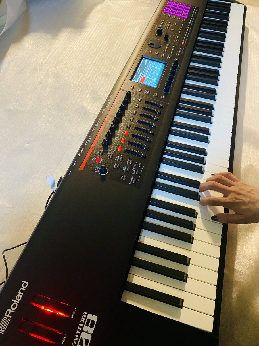ainooooto's tweet photo. 最強にかっこいい。
New Keyboard🎹
ありがとうございます!!
学生の時からキーボードはいつも
Rolandさんのを愛用してきました☺︎
#FANTOM08
#MyRoland https://t.co/OX3dXDAP3O