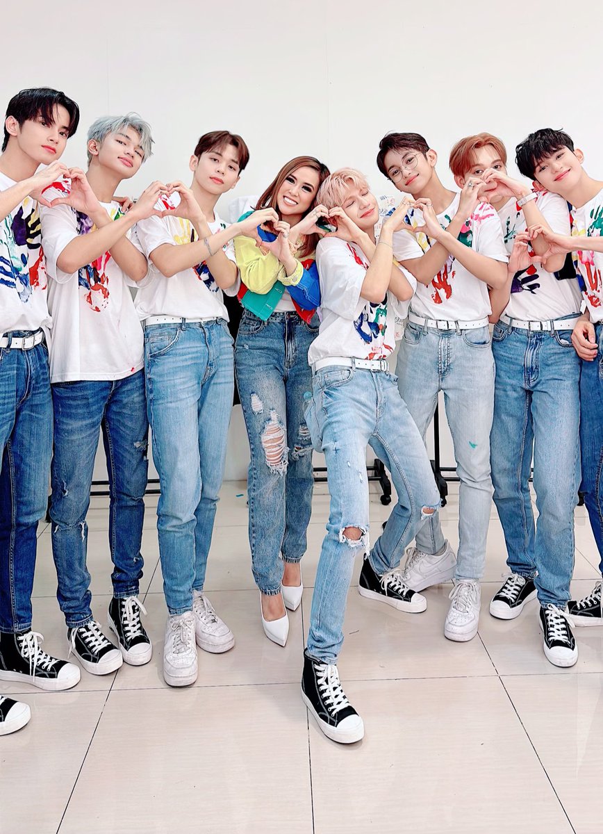 aidelacruz's tweet photo. After their miraculous sold-out #HORI7ONFirstFanmeeting, they switched back to their humble selves and showed utmost respect to their staff/mentors.

More than their achievements, that’s what I’m proudest of. Good job, boys 👏❤️ @HORI7ONofficial

VIDEO: https://t.co/Ovy15wIrME https://t.co/nVbqT6s4yP