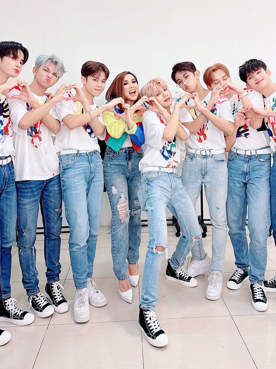aidelacruz's tweet photo. After their miraculous sold-out #HORI7ONFirstFanmeeting, they switched back to their humble selves and showed utmost respect to their staff/mentors.

More than their achievements, that’s what I’m proudest of. Good job, boys 👏❤️ @HORI7ONofficial

VIDEO: https://t.co/Ovy15wIrME https://t.co/nVbqT6s4yP