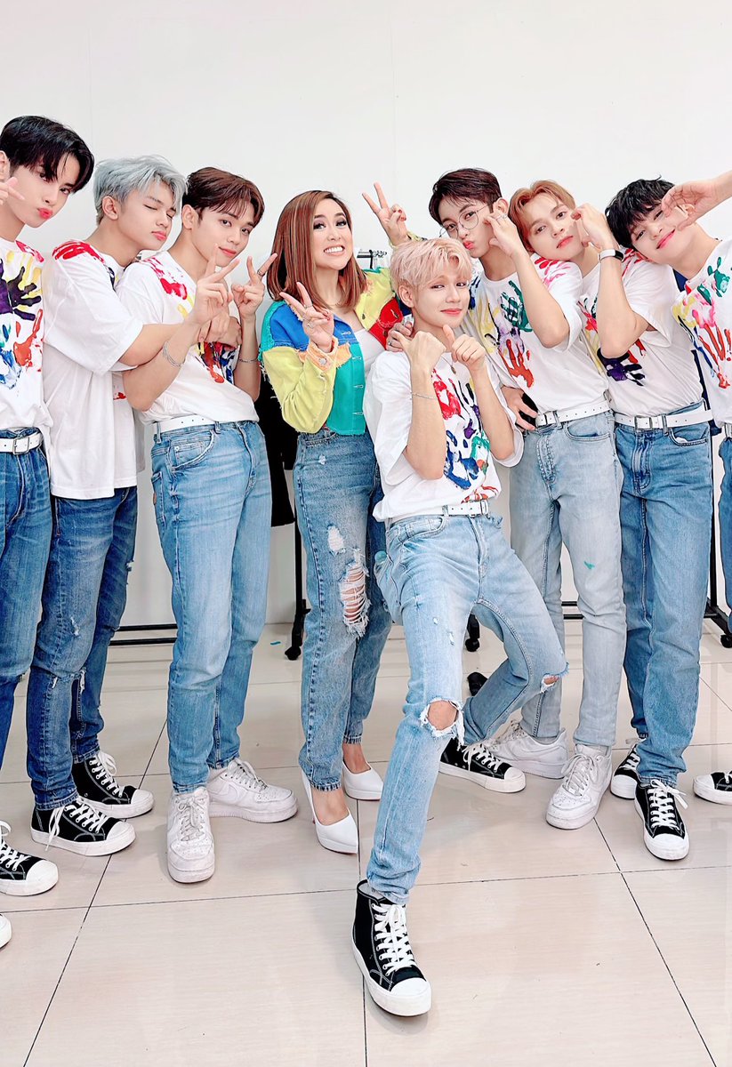 aidelacruz's tweet photo. After their miraculous sold-out #HORI7ONFirstFanmeeting, they switched back to their humble selves and showed utmost respect to their staff/mentors.

More than their achievements, that’s what I’m proudest of. Good job, boys 👏❤️ @HORI7ONofficial

VIDEO: https://t.co/Ovy15wIrME https://t.co/nVbqT6s4yP