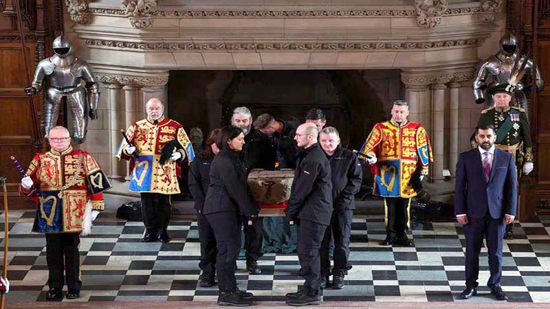 Onte produciuse o traslado da Pedra do Destino do castelo de Edimburgo a Londres para a coroación de Carlos III. 

Unha reliquia de poder -por certo, de míticas orixes galegas- que nos fai pensar no misterioso paradoiro doutros símbolos de Galicia.