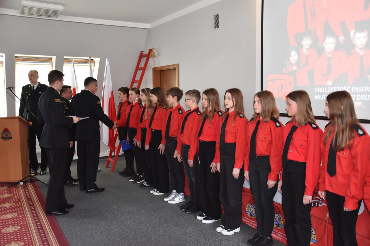 TomOstrowski998's tweet photo. Uroczystość ślubowania Młodzieżowej Drużyny Pożarniczej Naprom w powiecie ostródzkim. W tej niezwykłej chwili miałem przyjemność reprezentować Warmińsko-Mazurskiego Komendanta Wojewódzkiego PSP nadbryg. Tomasza Komoszyńskiego! Wielkie gratulacje dla opiekuna RafałaNapiórkowskiego https://t.co/YmxGQPnHAU