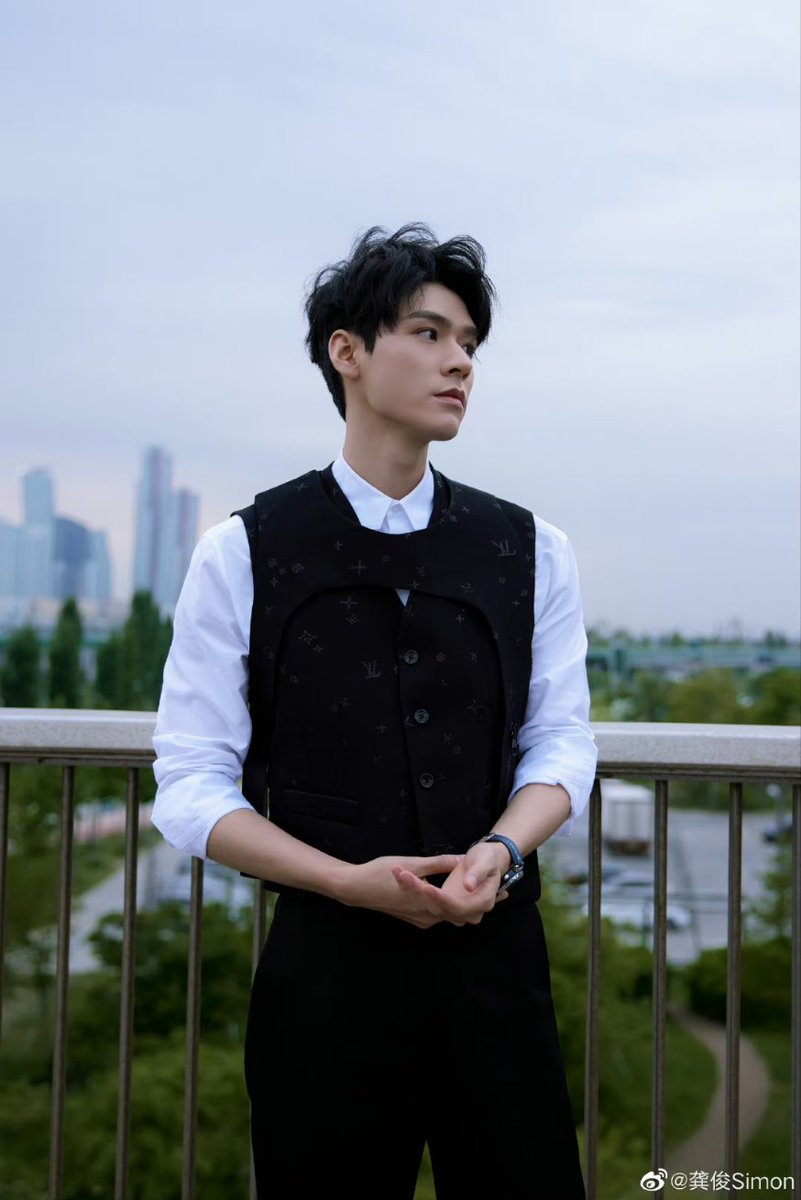 GongJunGlobal's tweet photo. 【230429 Gong Jun Weibo】

"I'm ready, on my way!"

@LouisVuitton 

GONG JUN X LOUIS VUITTON
#GongJunLVPreFall23
#공준 #LVPREFALL23 https://t.co/URn2jhYKEI