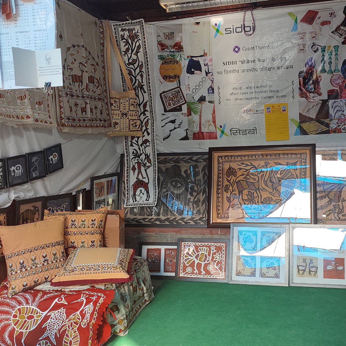 GrantThorntonIN's tweet photo. #DevelopmentPositive | Discover the beauty of Sohrai Kohvar art from Hazaribagh, Jharkhand at Stall no. 05 in Dilli Hatt, New Delhi! Our selected artisan group of 35 entrepreneurs has undergone rigorous training to bring their art to the contemporary craft market. https://t.co/YhpwBEyseD