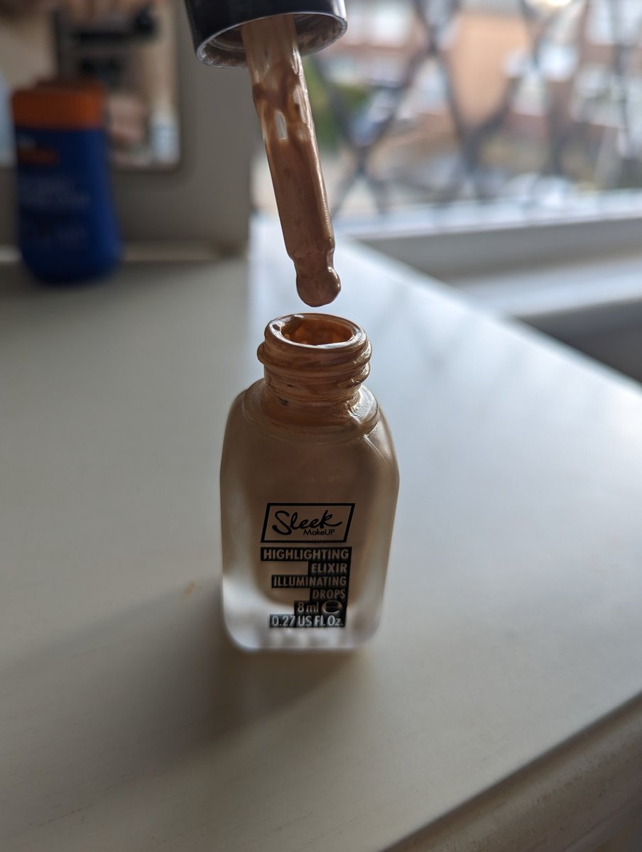 paige_silver's tweet photo. @SleekMakeUP please reconsider the bottle for highlighter. The product is amazing but the  dropper doesn't actually dispense any product and you end up having to use a small brush to get the liquid from the bottom and the sides. https://t.co/X0JDWjY8WO