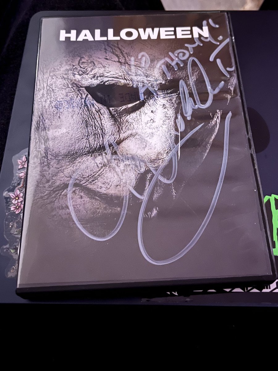 I got my movie signed by the actor himself. I was one happy son a bitch 😂
#dreamcometrue