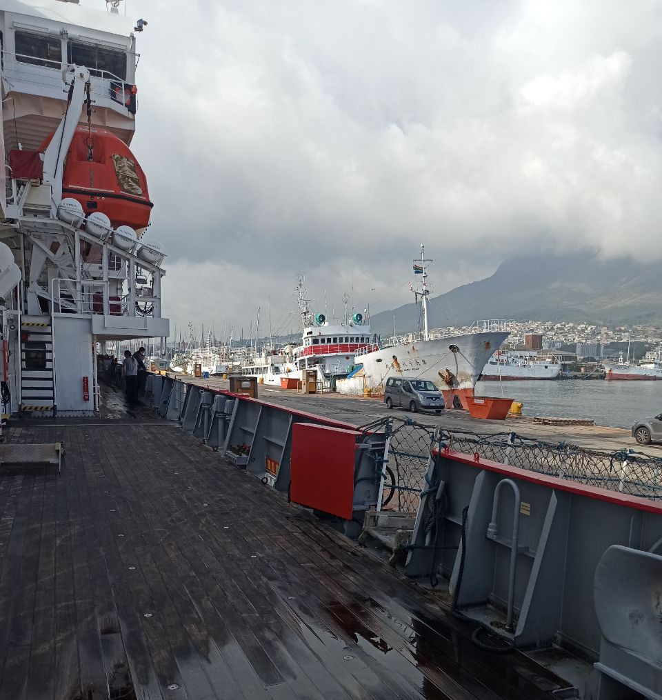 nasc_ua's tweet photo. Good news, everybody! Research Vessel #Noosfera just moored in Capetown port!
Photo credit by: Oleksand Grishko &amp; Anatoliy Andreev
#Antarctic #Antarctica #Ukraine #UkrainianScience
👇🏻👇🏻👇🏻 https://t.co/2k1yh5yJc7