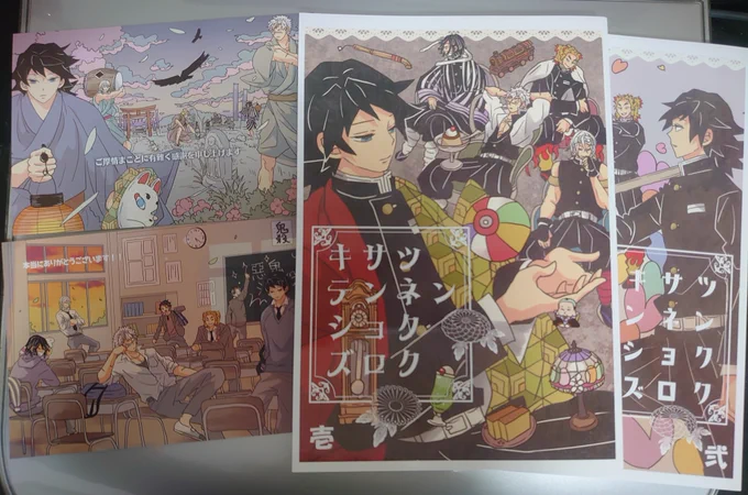 イラスト集は諸事情で二分冊になってるんですけどもコンパクトながらずっしり重たいので読まれるときの手のお疲れを思いますと結果的にこれでよかったかもしれないです😂 (お礼ポスカはBOOTHと書店さんと違いましてこちらは書店さんバージョンのほうです)