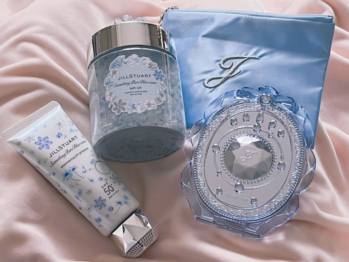 cocostar84's tweet photo. 毎年恒例のJILLSTUART サムシングピュアブルーシリーズ💙
今年はバスソルト・日焼け止め・ミラーをお迎えしました😊✨
甘いんだけど甘ったるくなくてピュアな香りが唯一無二なんです…
毎年これだけは課金してしまう🥹🥹
#コスメ購入品 https://t.co/TCrwLfKSjX