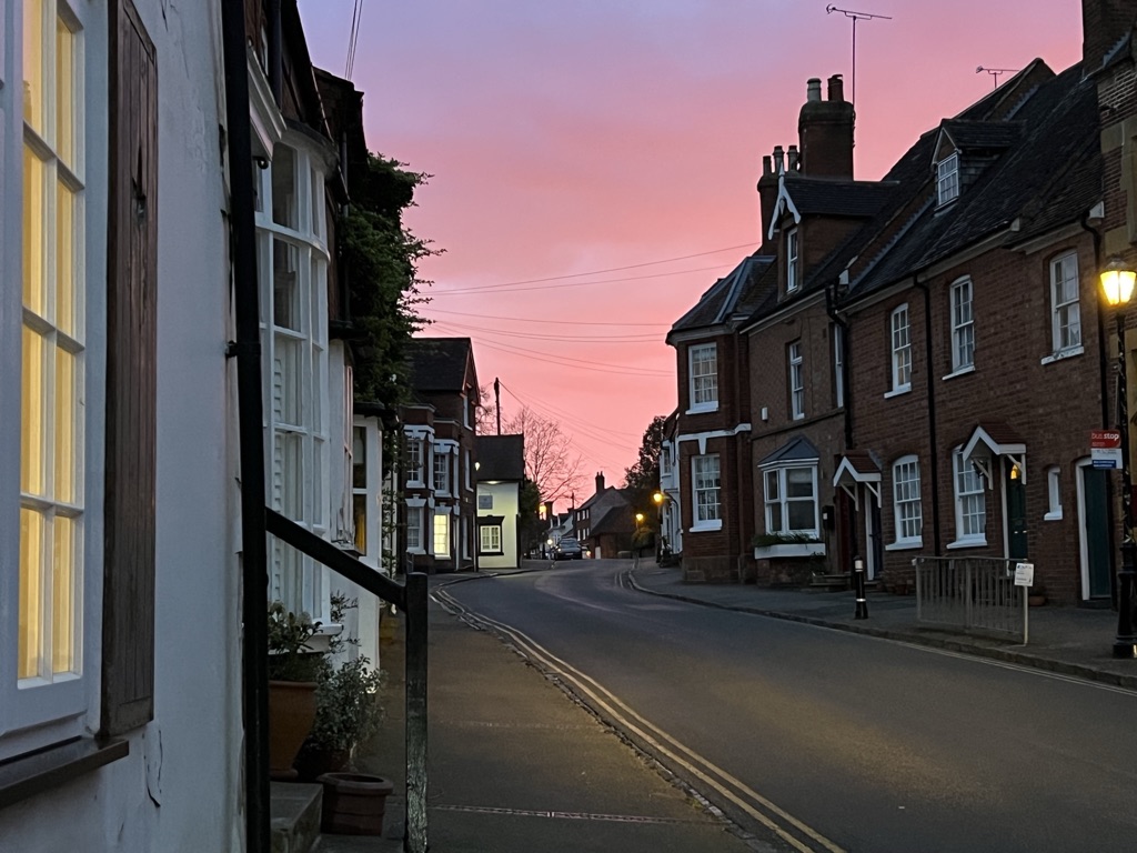 nsmithwriter's tweet photo. Gorgeous sky - taken on my writing retreat in Kenilworth, UK. #sunset #writerslife #writersoftwitter https://t.co/ErvKusgmAh