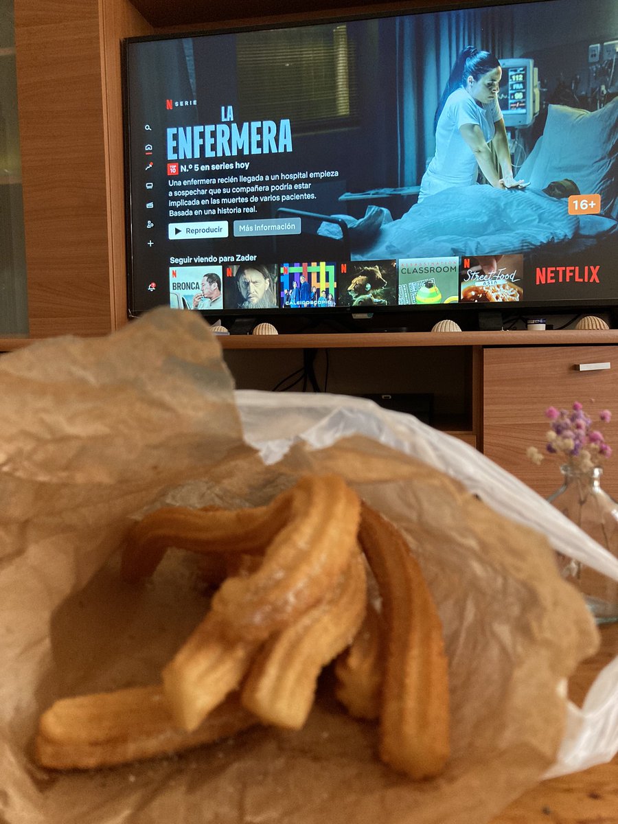 Zaderlain's tweet photo. @_likenicki Te invito porque Netflix me manda señales. Solo tienes que venir a Padron 😂😂 https://t.co/RTxpjuc0Id