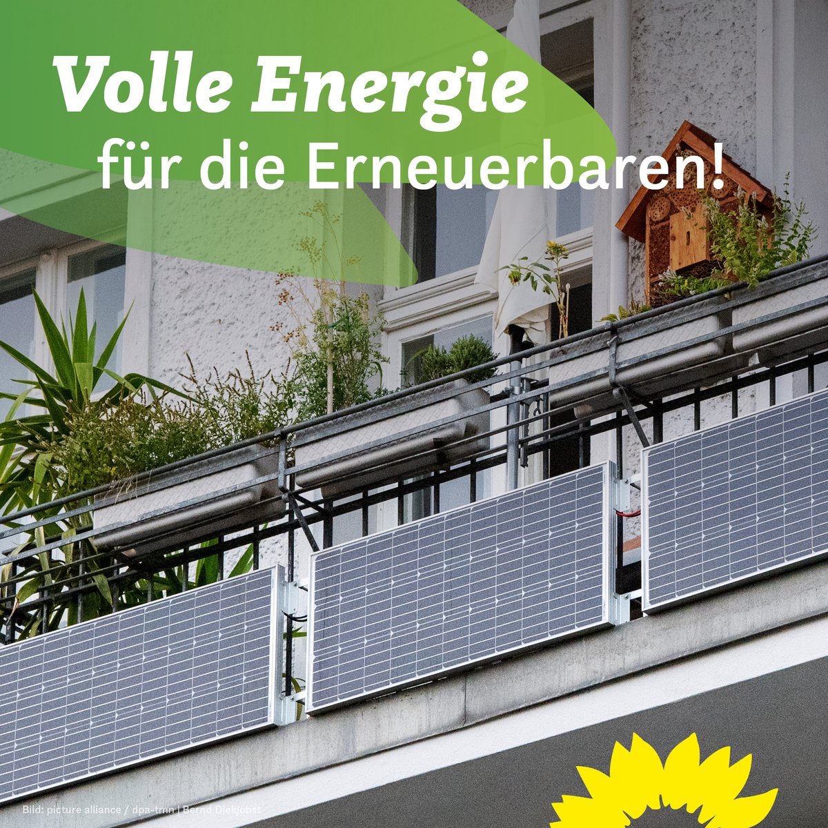 GrueneBundestag's tweet image. Wir bringen gemeinsam die #Erneuerbaren voran! Denn sie sind die beste Versicherung gegen steigende Energiekosten. 
Egal ob Hausbesitzer*in oder Mieter*in – jede*r wird künftig von Sonne auf dem Balkon profitieren können. Das spart Geld &amp;amp; ist gut fürs Klima.

#TagderErneuerbaren
