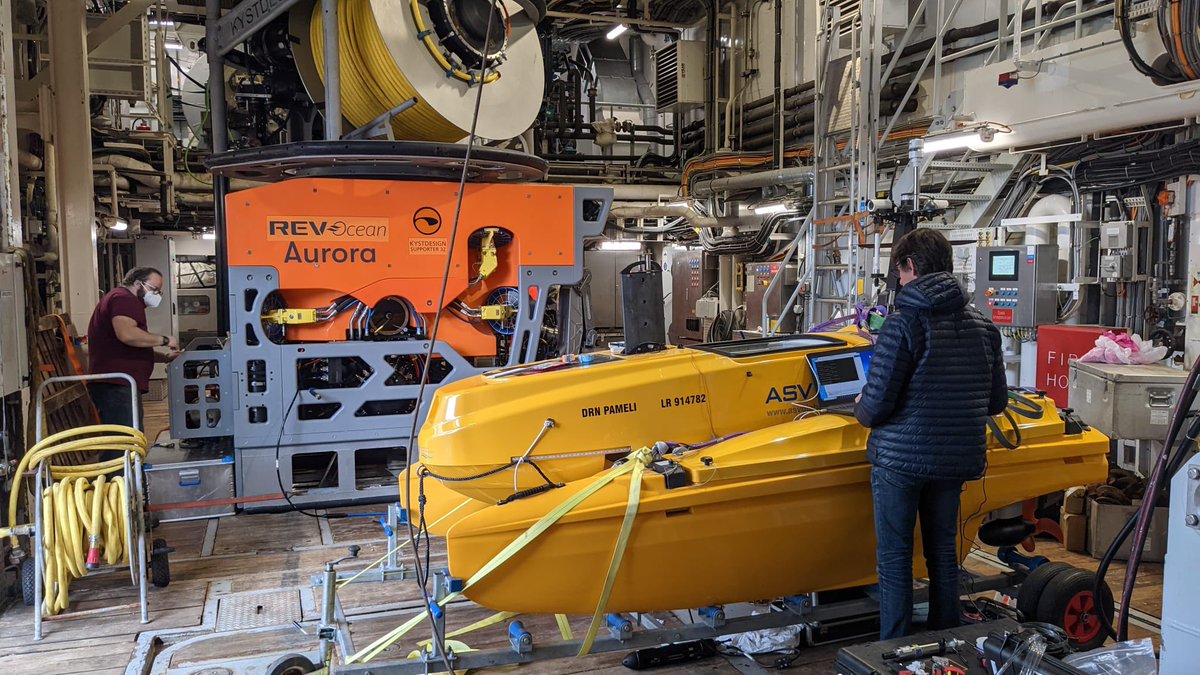 LIENSsCNRSULR's tweet photo. Depuis Tromso - Norvège 🇳🇴- Mission @akma_project avec les chercheurs @lienss_la_rochelle @univlarochelle @cnrs, 🚤le #drone marin #PAMELI embarqué pour cartographier les variations de concentration de #methane 🌊 https://t.co/TJdP1gBmOC https://t.co/yXPrVZs1Y2