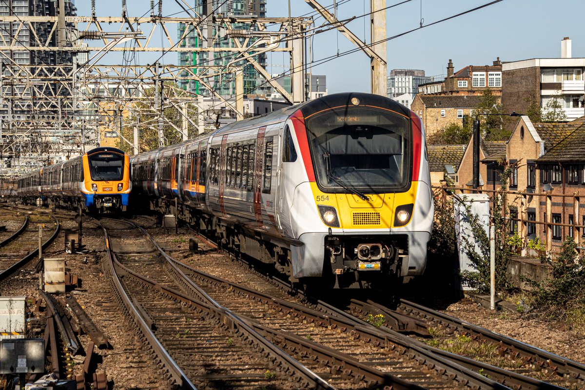 MColes_Railways's tweet photo. A quick trip then across to Bethany Green to catch plenty of Aventraβs in and out of Liverpool Street.
Pictured here are @TfL Overground 710111, @greateranglia 710578, 710554 and Stadler Flirt 745103.
#trains #railways #trainspotting #UKRail #Class710 #Class720 #Class745 https://t.co/YYRVYS7Nvz