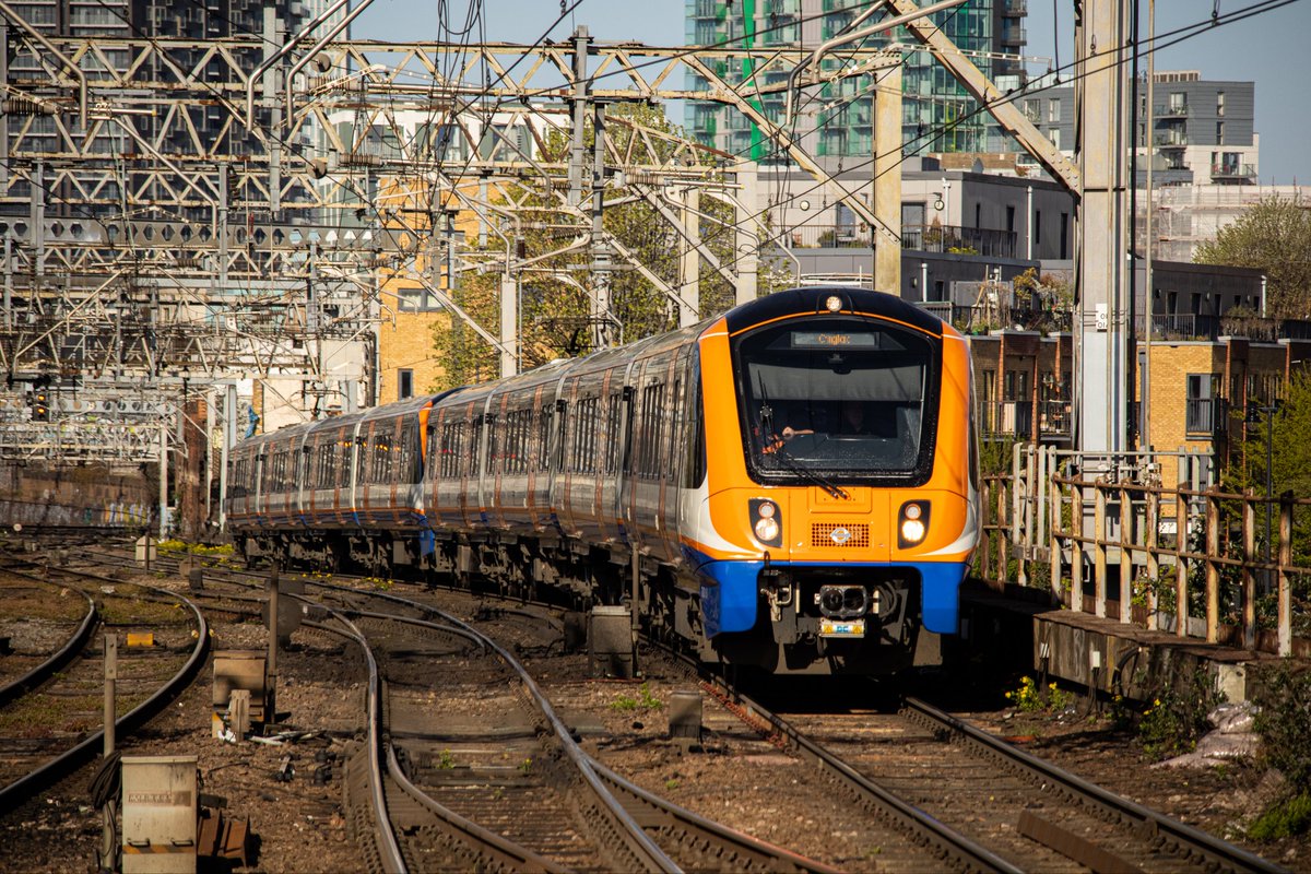 MColes_Railways's tweet photo. A quick trip then across to Bethany Green to catch plenty of Aventraβs in and out of Liverpool Street.
Pictured here are @TfL Overground 710111, @greateranglia 710578, 710554 and Stadler Flirt 745103.
#trains #railways #trainspotting #UKRail #Class710 #Class720 #Class745 https://t.co/YYRVYS7Nvz