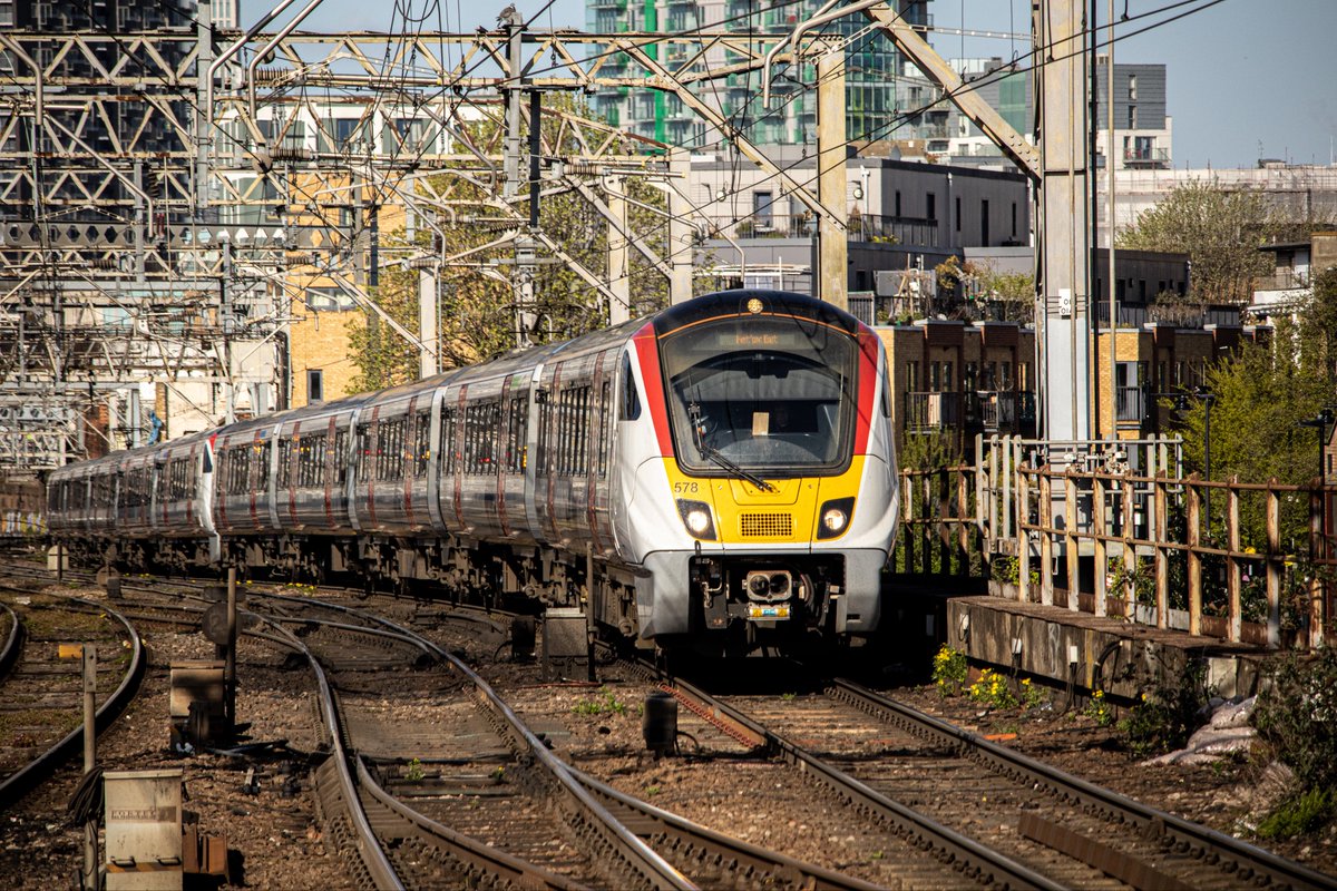 MColes_Railways's tweet photo. A quick trip then across to Bethany Green to catch plenty of Aventraβs in and out of Liverpool Street.
Pictured here are @TfL Overground 710111, @greateranglia 710578, 710554 and Stadler Flirt 745103.
#trains #railways #trainspotting #UKRail #Class710 #Class720 #Class745 https://t.co/YYRVYS7Nvz