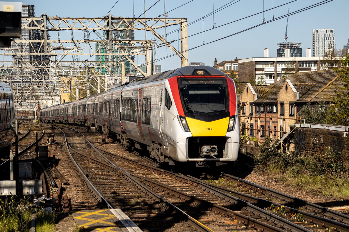 MColes_Railways's tweet photo. A quick trip then across to Bethany Green to catch plenty of Aventraβs in and out of Liverpool Street.
Pictured here are @TfL Overground 710111, @greateranglia 710578, 710554 and Stadler Flirt 745103.
#trains #railways #trainspotting #UKRail #Class710 #Class720 #Class745 https://t.co/YYRVYS7Nvz