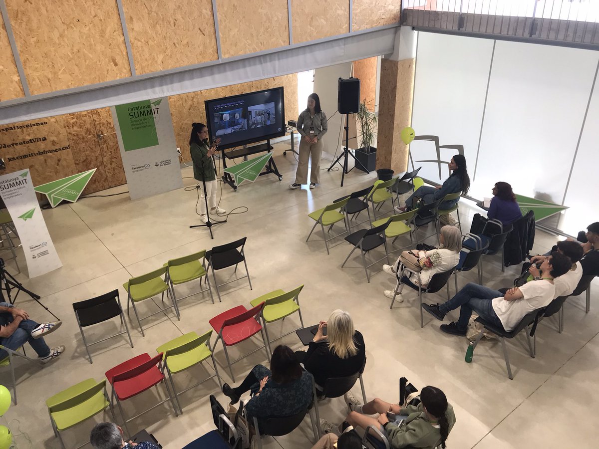 Comencen els primers #tracks del <a href="/CatalunyaSummit/">CatalunyaSummit</a> 

<a href="/elsarodriguezt/">Elsa Rodríguez</a> i #alejandragarrido de <a href="/youngitgirls/">Young IT Girls</a> ens preparen una sessió d’ empoderament femení