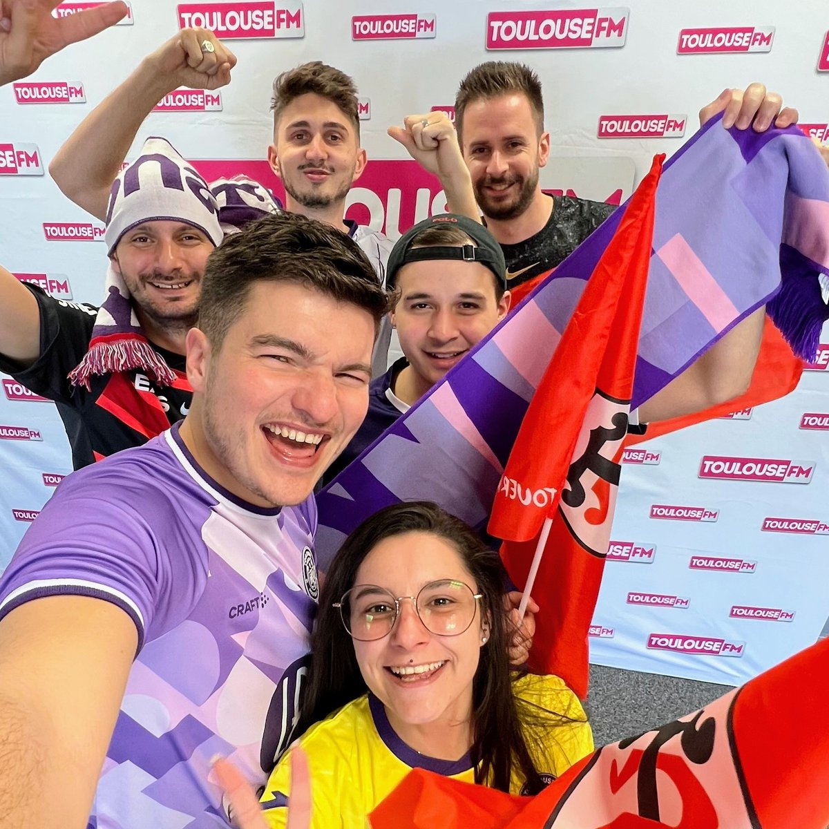 ToulouseFM's tweet photo. 🔥 TOU-LOU-SAINS 🔥 La Team Toulouse FM à fond derrière le Stade et le Tef 💪 Tous en Rouge &amp; Noir et en Violet pour cette journée incroyable ❤️🖤💜🤍 #toulouseisredandpuple🔴🟣
@StadeToulousain @ToulouseFC
#toulouseisred #DeboutToujours #ForzaViola #CoupeDeFrance #ChampionsCup https://t.co/AGKGiLffJd