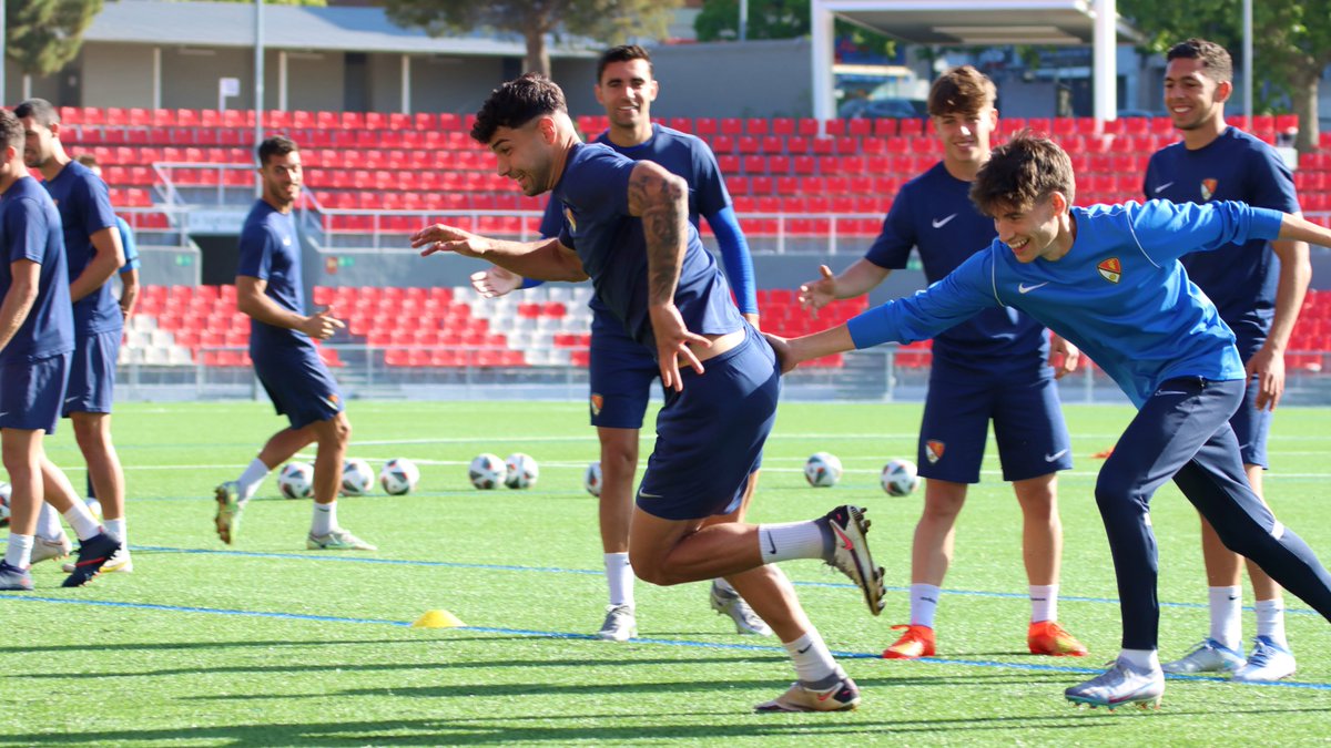 TerrassaFC's tweet photo. 🧠 #AEPrat

3⃣ ú𝗹𝘁𝗶𝗺𝗲𝘀 𝗳𝗶𝗻𝗮𝗹𝘀, #TERRASSA!

🫶 #TerrassaFCExperience

(📸: @juanmamedina_) https://t.co/CchRj0eQJz