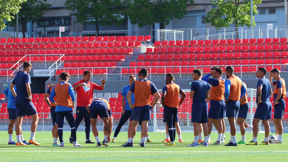 TerrassaFC's tweet photo. 🧠 #AEPrat

3⃣ ú𝗹𝘁𝗶𝗺𝗲𝘀 𝗳𝗶𝗻𝗮𝗹𝘀, #TERRASSA!

🫶 #TerrassaFCExperience

(📸: @juanmamedina_) https://t.co/CchRj0eQJz
