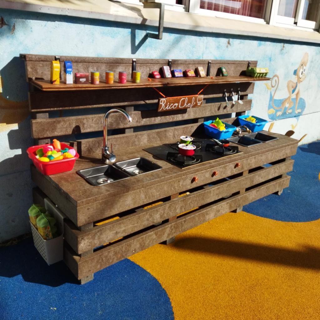 elbolico's tweet photo. Cocinita realizada con plastico de rechazo elaborado por @SoltecoSL,fabricada por @integrados y haciendo los últimos retoques lo alumnos del colegio Juan Rico y Amat de Elda.
#economíacircular
#integracionsocial https://t.co/yyLDpEC51D
