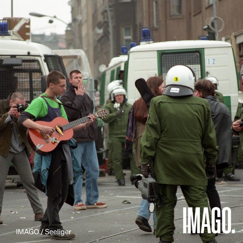 imago_images's tweet photo. Labour Day in Germany has long been a date marked by the contrast between the East and West during the country's division. Delve into the history and the evolution of the festivities on this symbolic day, pre- and post-fall of the Berlin Wall.

#weareIMAGO #TheGameByIMAGO #1Mai
