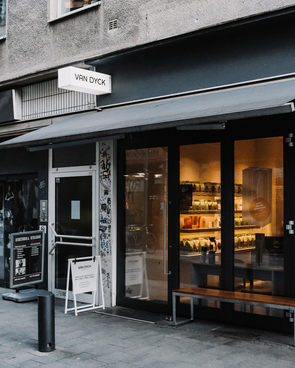 Van Dyck in #Keulen. Hier bereiden de barista's de #koffie zoals ze hem zelf graag drinken. Elke stap in het proces wordt met aandacht genomen, van het kweken van de plant tot aan het serveren aan de klant. ☕️