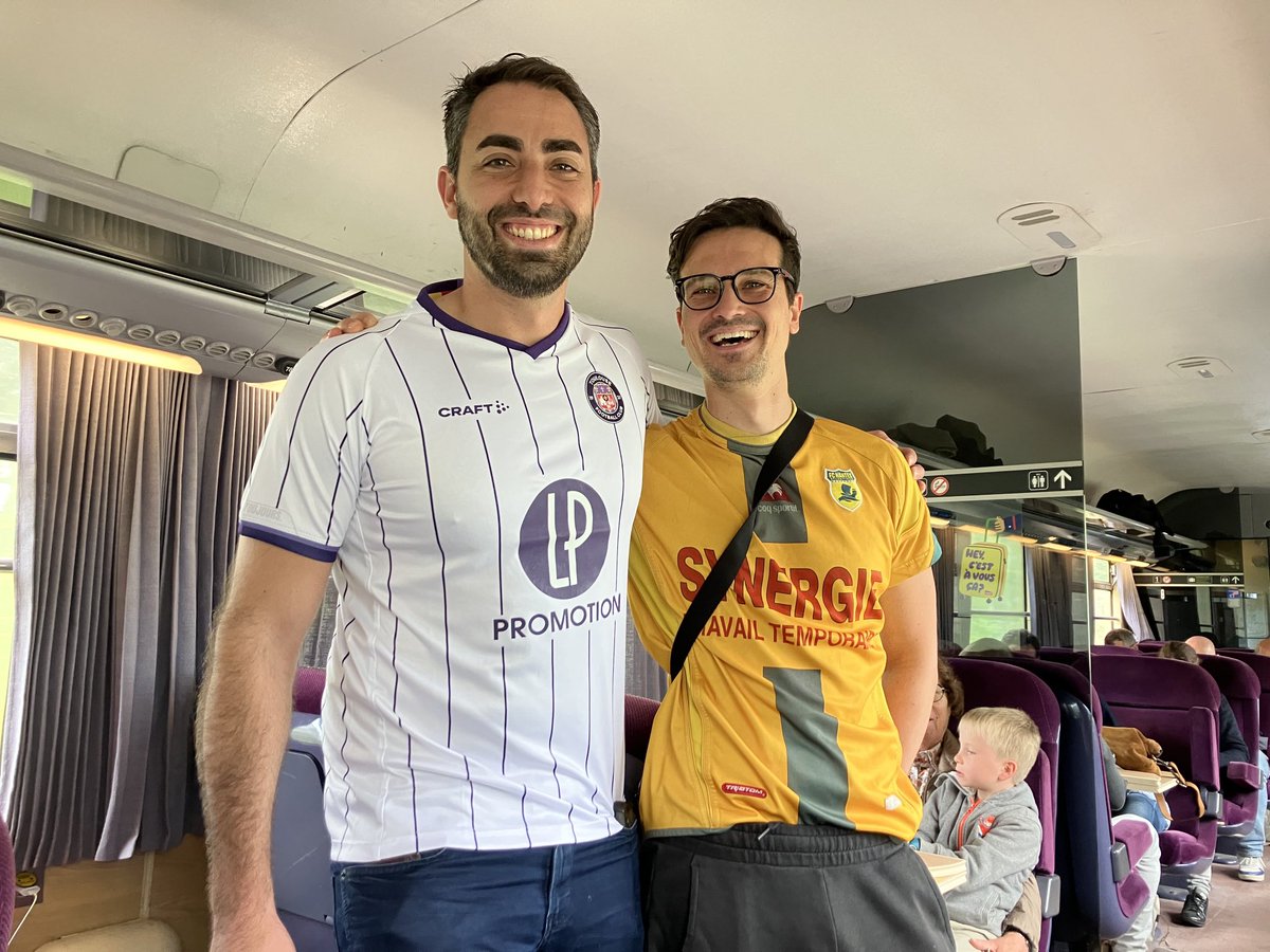 isson_patrick's tweet photo. Toulouse Nantes, l’esprit du sport, Patrick le Toulousain et Antoine le Nantais, 2 amis dans le train vers la capitale. https://t.co/PgIUvHvAxx