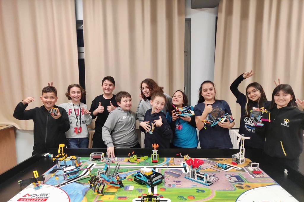 kocaelibld's tweet photo. Alkışlar Gölcüklü gençlerimize 👏🏼👏🏼

Desteklediğimiz Gölcük Yücel Koyuncu Bilim ve Sanat Merkezi Robo-Gobi robotik takımı öğrencileri, bölge turnuvasında şampiyon oldu.🏅 https://t.co/kBG9avtNkU
