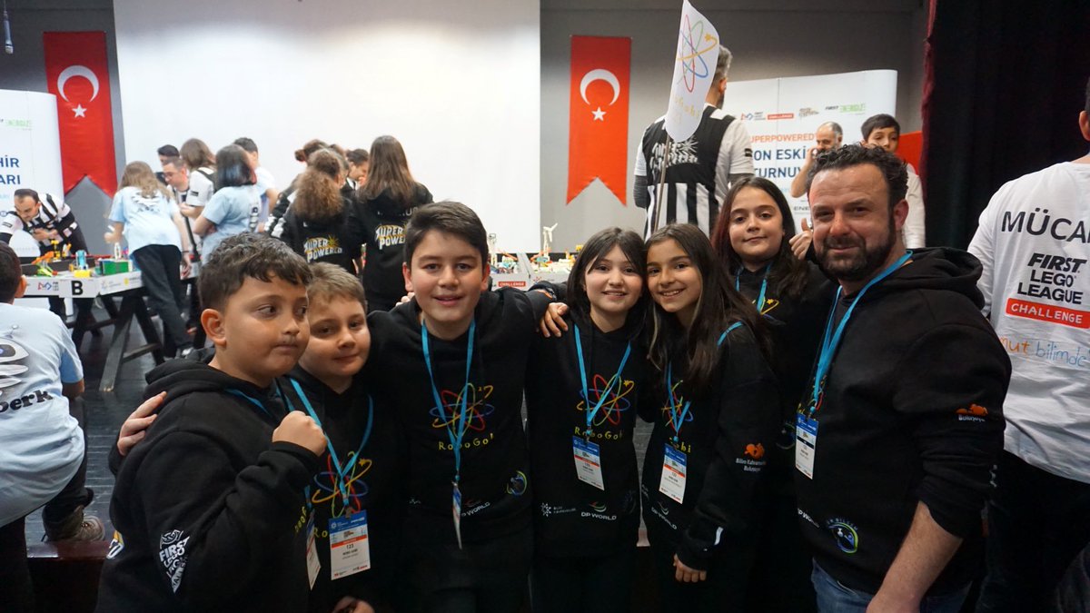 kocaelibld's tweet photo. Alkışlar Gölcüklü gençlerimize 👏🏼👏🏼

Desteklediğimiz Gölcük Yücel Koyuncu Bilim ve Sanat Merkezi Robo-Gobi robotik takımı öğrencileri, bölge turnuvasında şampiyon oldu.🏅 https://t.co/kBG9avtNkU