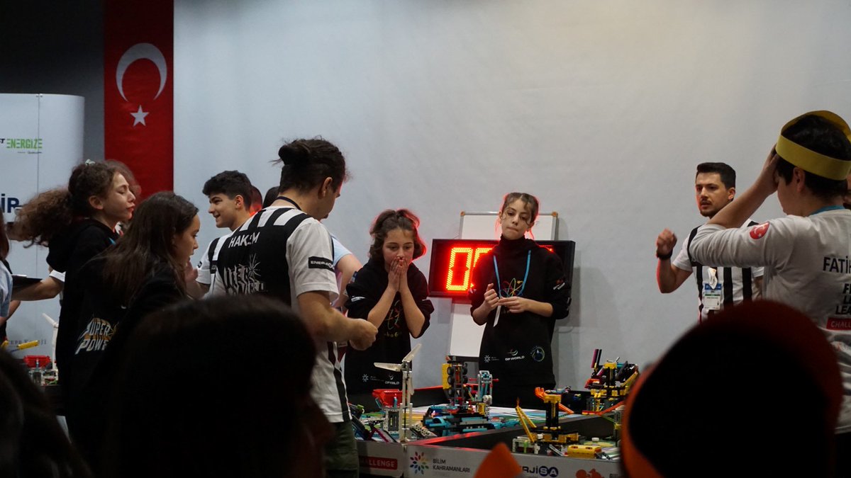 kocaelibld's tweet photo. Alkışlar Gölcüklü gençlerimize 👏🏼👏🏼

Desteklediğimiz Gölcük Yücel Koyuncu Bilim ve Sanat Merkezi Robo-Gobi robotik takımı öğrencileri, bölge turnuvasında şampiyon oldu.🏅 https://t.co/kBG9avtNkU