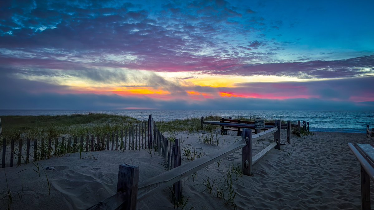 dariusaniunas's tweet photo. Today’s Nauset beach sunrise – proof that miracles can happen before 6 AM. 🌅🙌 
Orleans, Cape Cod. #sunrise #StormHour #capecod https://t.co/D0bivTUYX5