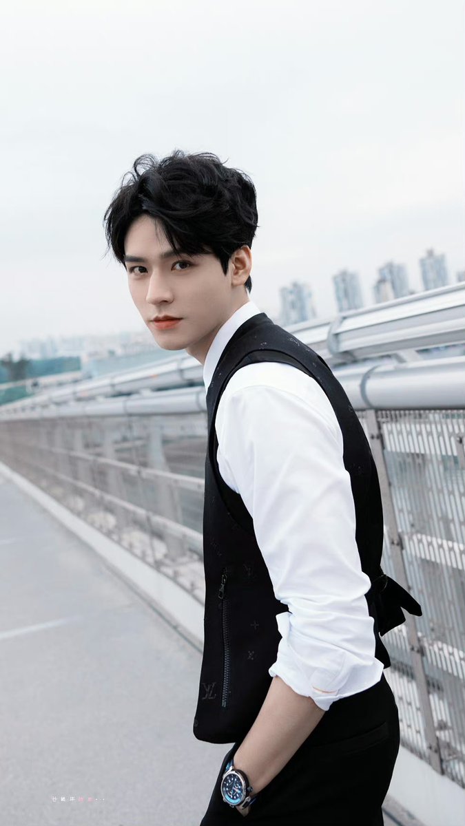 choutea2's tweet photo. 🤩🤩🤩🤩🤩

GONG JUN X LOUIS VUITTON
#GongJunLVPreFall23
#공준 #LVPREFALL23 
#龚俊 https://t.co/FuhblLY0XW