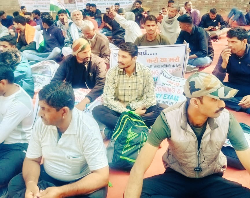 Naresh_Nehraa's tweet photo. @AAPNareshBalyan Sir.. @AAPNareshBalyan ji आप यह भी बताने का कष्ट करे की क्या अन्याय हुआ है🤔
यह बालक इस मांग को लेकर गया था👇
we want justice..⚖
#JusticeForDefenceStudents
 आज भी हम अपना हक मांग रहे है कोई सुन नहीं पा रहा है😟
लाखों युवाओं को आपसे न्याय उम्मीद है
@AamAadmiParty @ArvindKejriwal https://t.co/aciFDoWPkL
