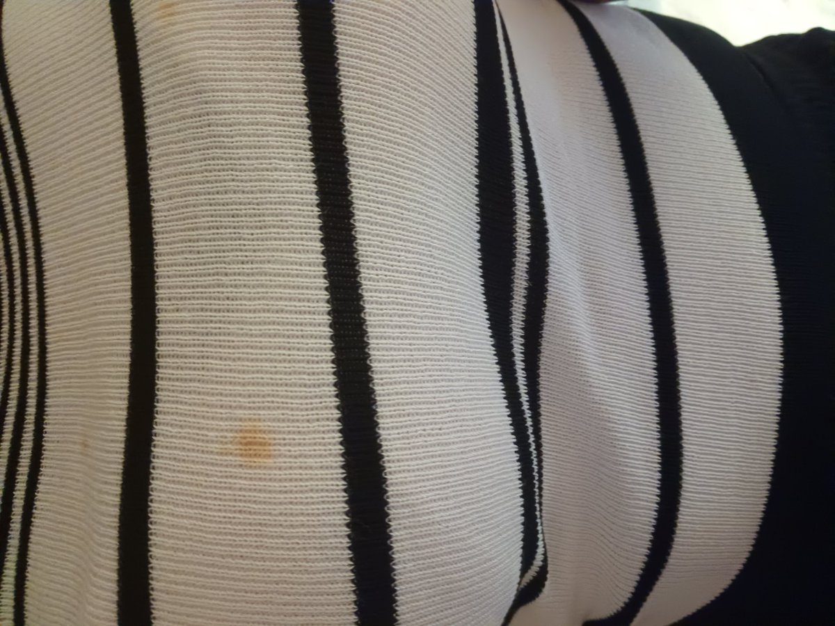 LLmaolll's tweet photo. 吃螺蛳粉滴到衣服了😡😡😡 https://t.co/nF1csDHX89