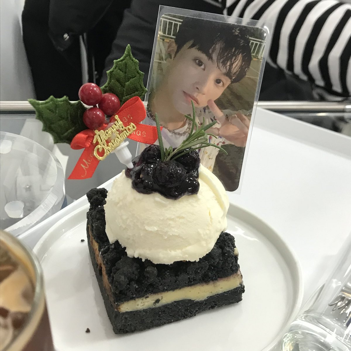 markeowwing's tweet photo. 케이크만 보이면 마크꽂는사람
 ㄴ 저요... https://t.co/1MgJArkRO8