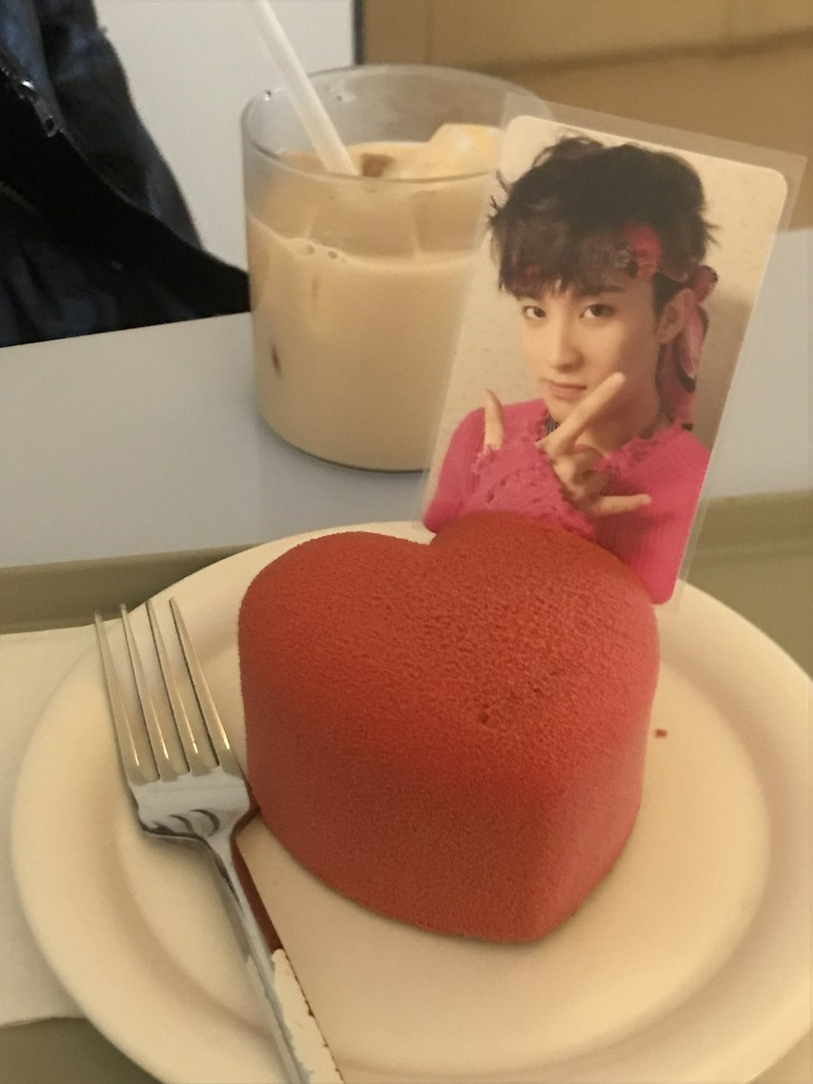 markeowwing's tweet photo. 케이크만 보이면 마크꽂는사람
 ㄴ 저요... https://t.co/1MgJArkRO8