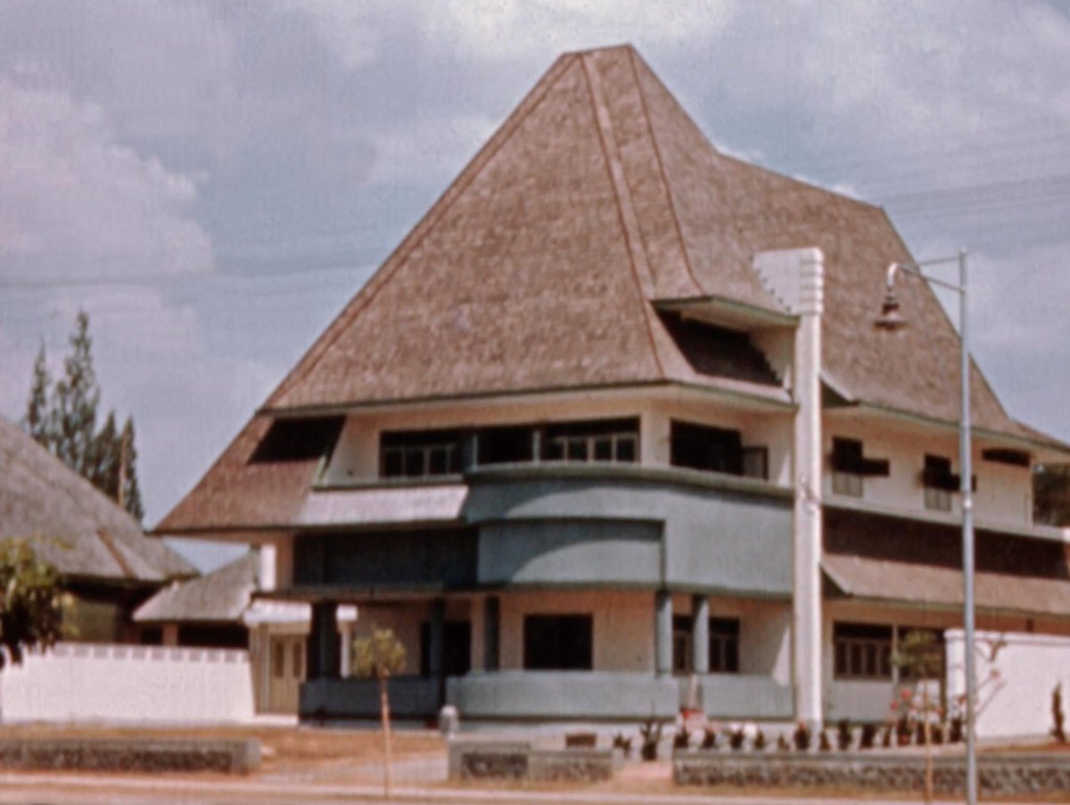 LostJakarta's tweet photo. This art deco house on Jl Imam Bonjol 19 does still exist today. The historic picture dates from 1941, when the house was just completed, and is from a rare colour documentary by H. Zindler. Who knows about its current residents? #preservementeng #jakarta https://t.co/ZFSKhj1nhf