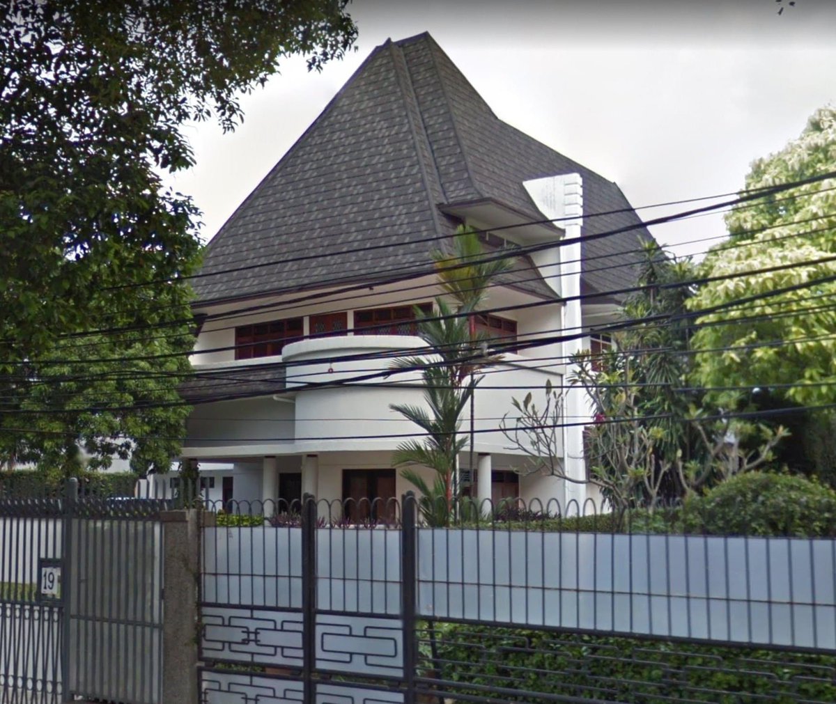 LostJakarta's tweet photo. This art deco house on Jl Imam Bonjol 19 does still exist today. The historic picture dates from 1941, when the house was just completed, and is from a rare colour documentary by H. Zindler. Who knows about its current residents? #preservementeng #jakarta https://t.co/ZFSKhj1nhf