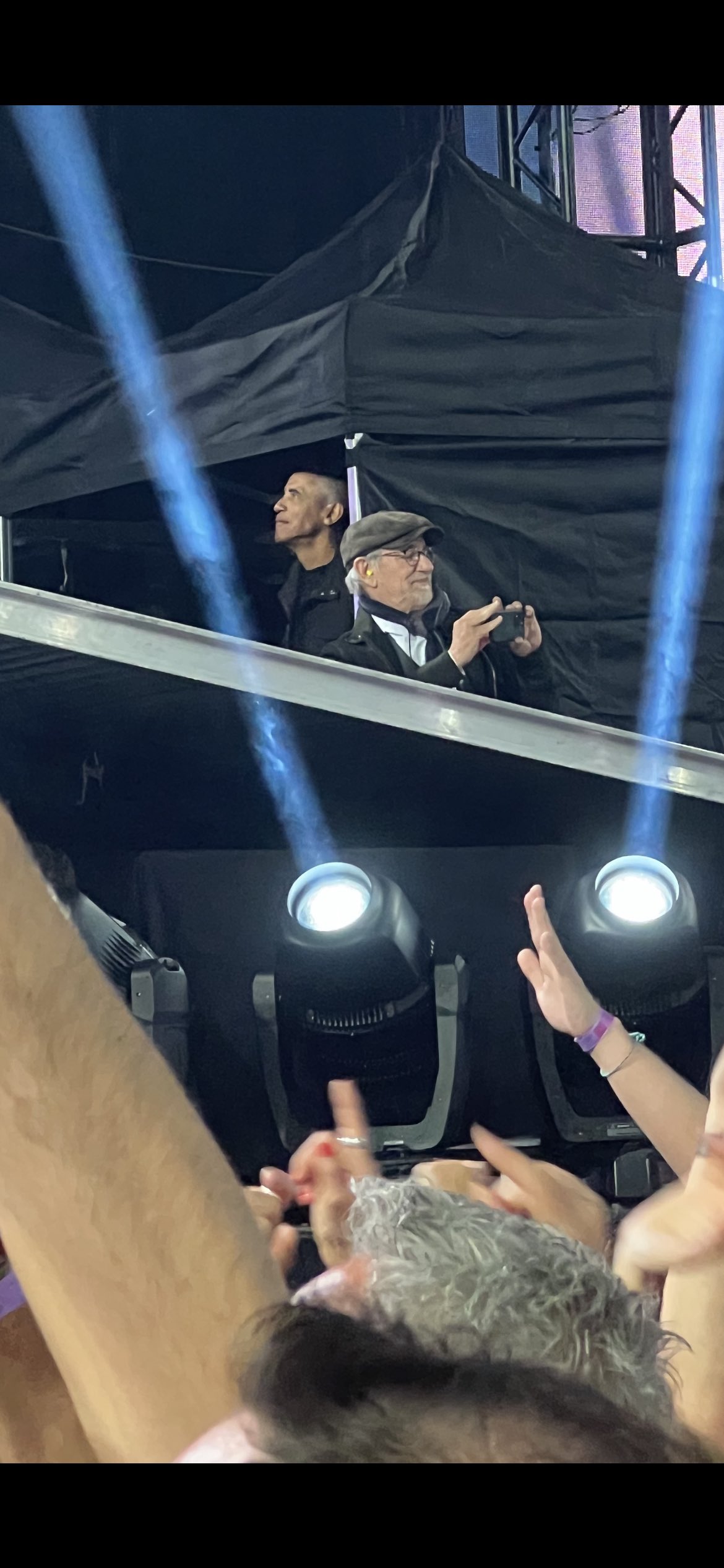 Barack Obama, Steven Spielberg şi Bruce Springsteen, oaspeţi surpriză la un restaurant din Barcelona. Angajații au rămas în stare de șoc. Foto: Tw/@MezianeHammadi