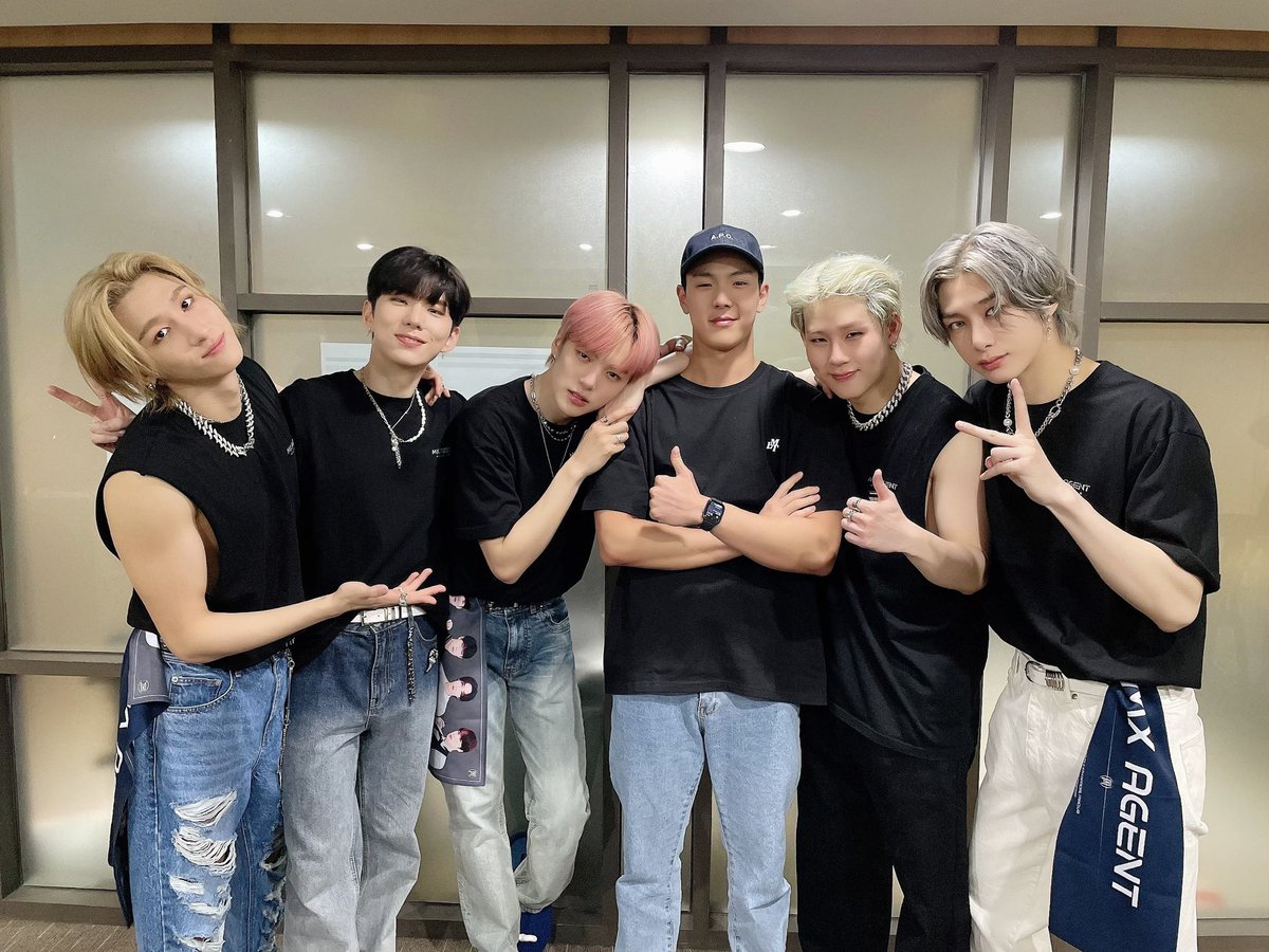 timeto_im's tweet photo. [220430] 공식트위터 #몬스타엑스 #MONSTAX #아이엠 #IM #창균 

220430 몬스타엑스 #FAN_CON
#몬베베 와의 TOP-SECRET🕶🗃
< #MX_AGENT > DAY 2

MONBEBE MAKES MONSTA X😎
MX AGENT에 깜짝 방문한 셔누까지🔥
함께해서 514배는 더 행복했던 오늘을
영원히 잊지 않길 바라요🥰💖 https://t.co/0BO8evtj9b