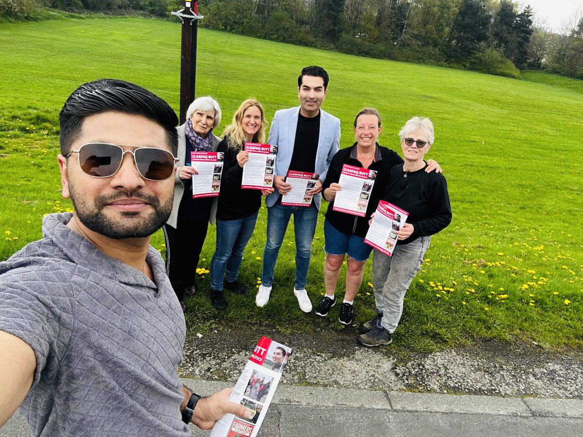 iamaafaq's tweet photo. Spent most of today getting the word out, Heckmondwike first and then Birstall and Birkenshaw for the brilliant @BirkieJoolz helped by the amazing crew @cathpinder @BirkieDave @kimleadbeater @CllrVivKendrick @MargaretSheard2 and Ammar @UKLabour @CoopParty 5 days to go https://t.co/Np4xXD0EEf
