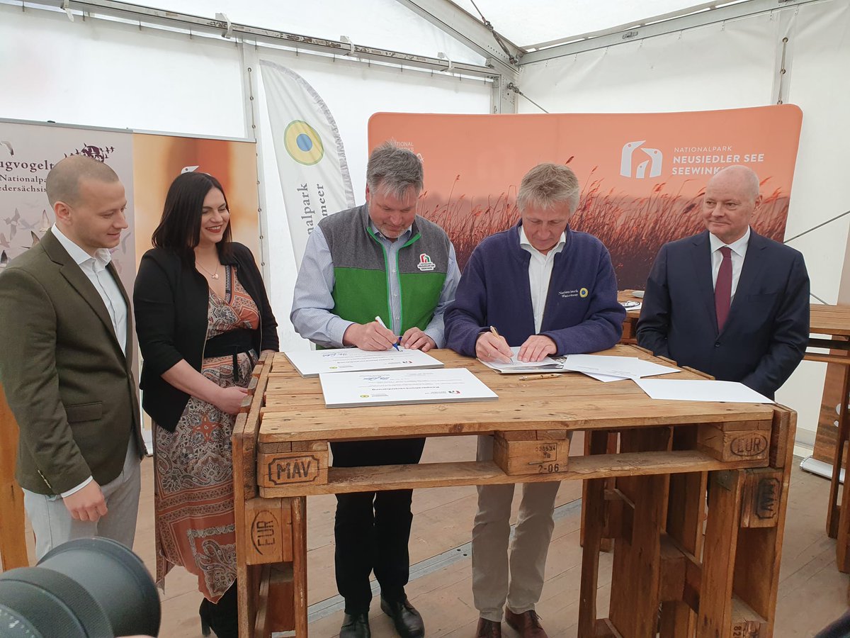 mkb_diplo's tweet photo. Immer engere 🇩🇪-🇦🇹 Zusammenarbeit zum Erhalt v #Biodiversität u #Klimaschutz. 
Gestern i #Illmitz Besiegelung d Zusammenarbeit u gem Forschung von 2 #Nationalparks m ähnlichen Herausforderungen:
🇦🇹#NeusiedlerSee u 🇩🇪#Wattenmeer. 
Zugvögel in 🇦🇹 u 🇩🇪 kennen keine Staatsgrenzen ! https://t.co/mwUcpD2OKP