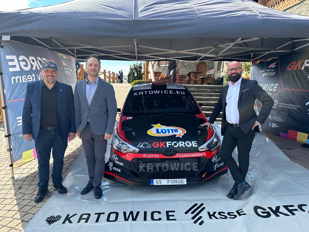 KatowickaSSE's tweet photo. 👉Prezes #KSSE dr @MichalekJanusz i @KrupaMarcinpl Prezydent @miasto_katowice razem z naszą załogą rajdową @szeja_rallyteam w @MiastoU na miłym spotkaniu i 40-leciu firmy #GKForge!🏁🔥👏 #KSSEMotoremAutomotive https://t.co/9osXVrf6H7