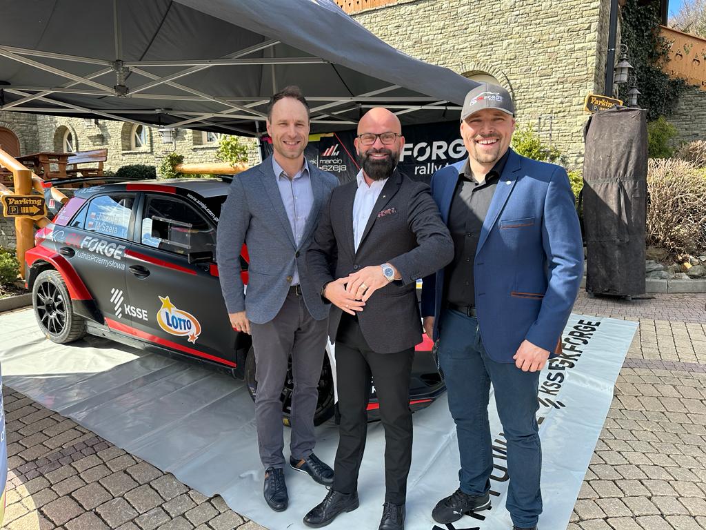 KatowickaSSE's tweet photo. 👉Prezes #KSSE dr @MichalekJanusz i @KrupaMarcinpl Prezydent @miasto_katowice razem z naszą załogą rajdową @szeja_rallyteam w @MiastoU na miłym spotkaniu i 40-leciu firmy #GKForge!🏁🔥👏 #KSSEMotoremAutomotive https://t.co/9osXVrf6H7
