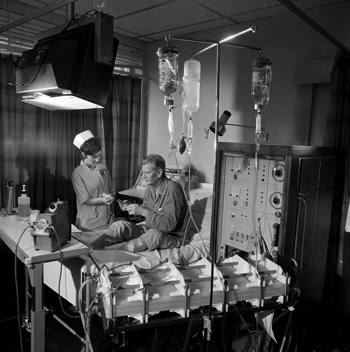 Kidney_Research's tweet photo. This year marks 80 years since the first dialysis machine was invented, and as you can see it hasn't changed much in that time!

#LetsTransformTreatments so that dialysis is more tolerable for the 30,000 people each year who rely on it to stay alive 👉 https://t.co/tnbAAOnMKa https://t.co/ypVIYIcpbk