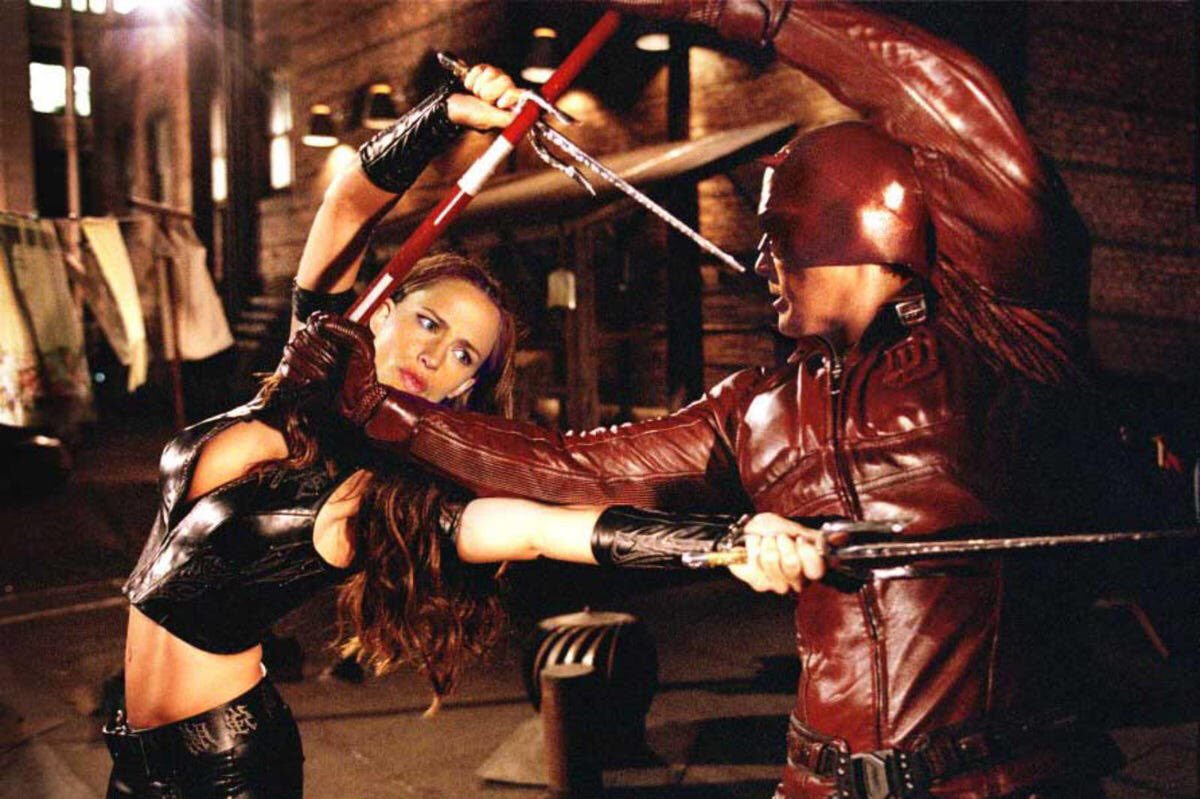 LuFeducci's tweet photo. Dios santo, me acabo de comprar un top idéntico al de Jennifer Garner en #Daredevil2003 porque no estoy bien del tarro y me gusta ir DISFRAZADA.💁🏼♀️ https://t.co/Py6ECzQVNs
