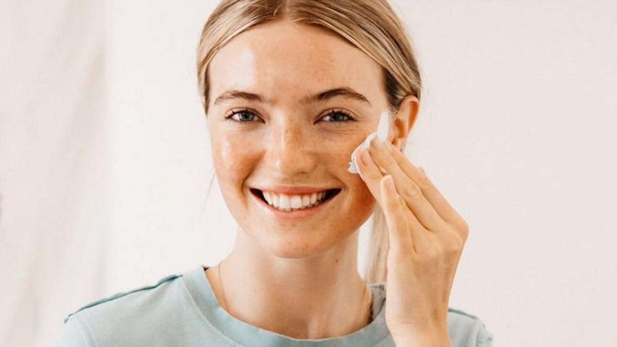 ultabeauty's tweet photo. Use cold or warm water instead of hot. Conserve water by shutting it off while you do your beauty routine.

(3/4) https://t.co/KHmW5PG9JQ
